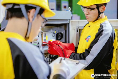 湖南汽車(chē)技工學(xué)校_汽車(chē)維修_汽車(chē)學(xué)校新聞